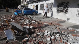 Vehículo dañado por terremoto