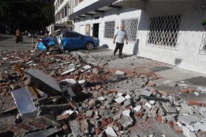 Vehículo dañado por terremoto