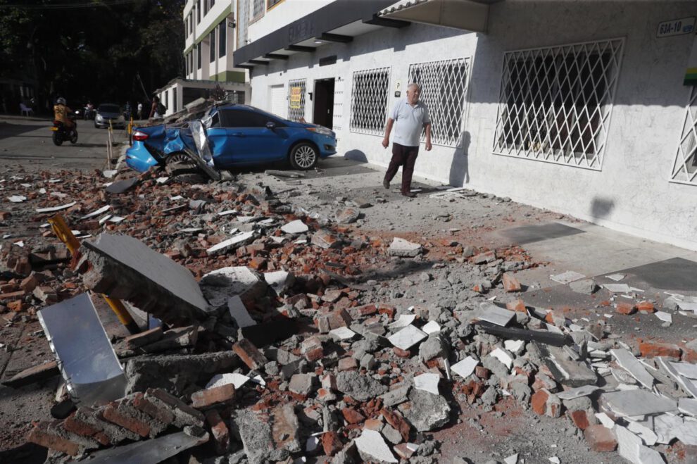 Vehículo dañado por terremoto