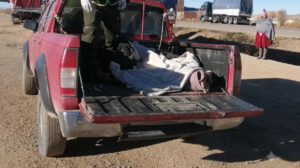 Personal policial realiza el levantamiento del cadáver