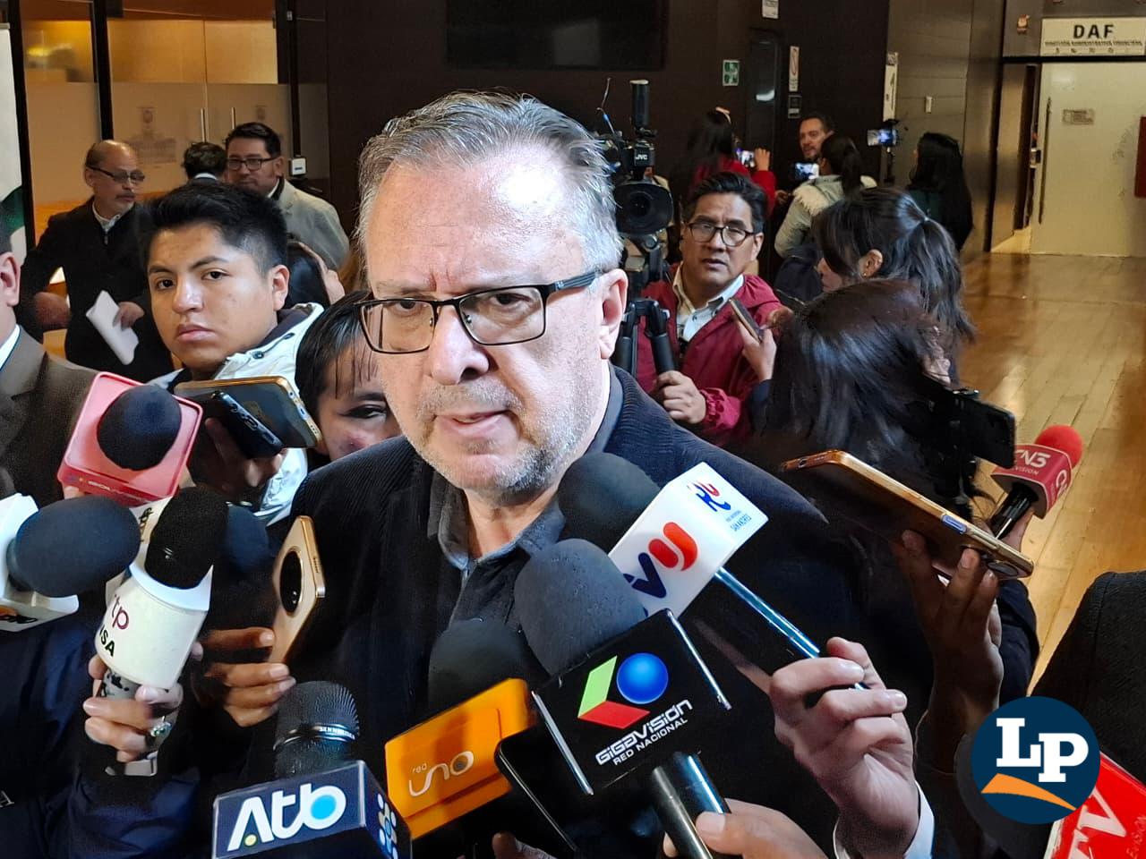 El diputado Alarcón en conferencia de prensa