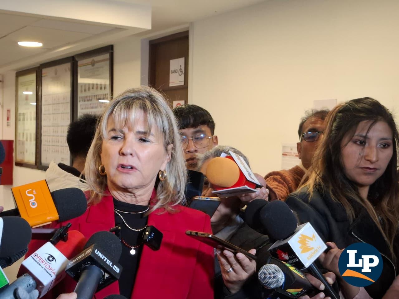 La diputada Quiroga en conferencia de prensa
