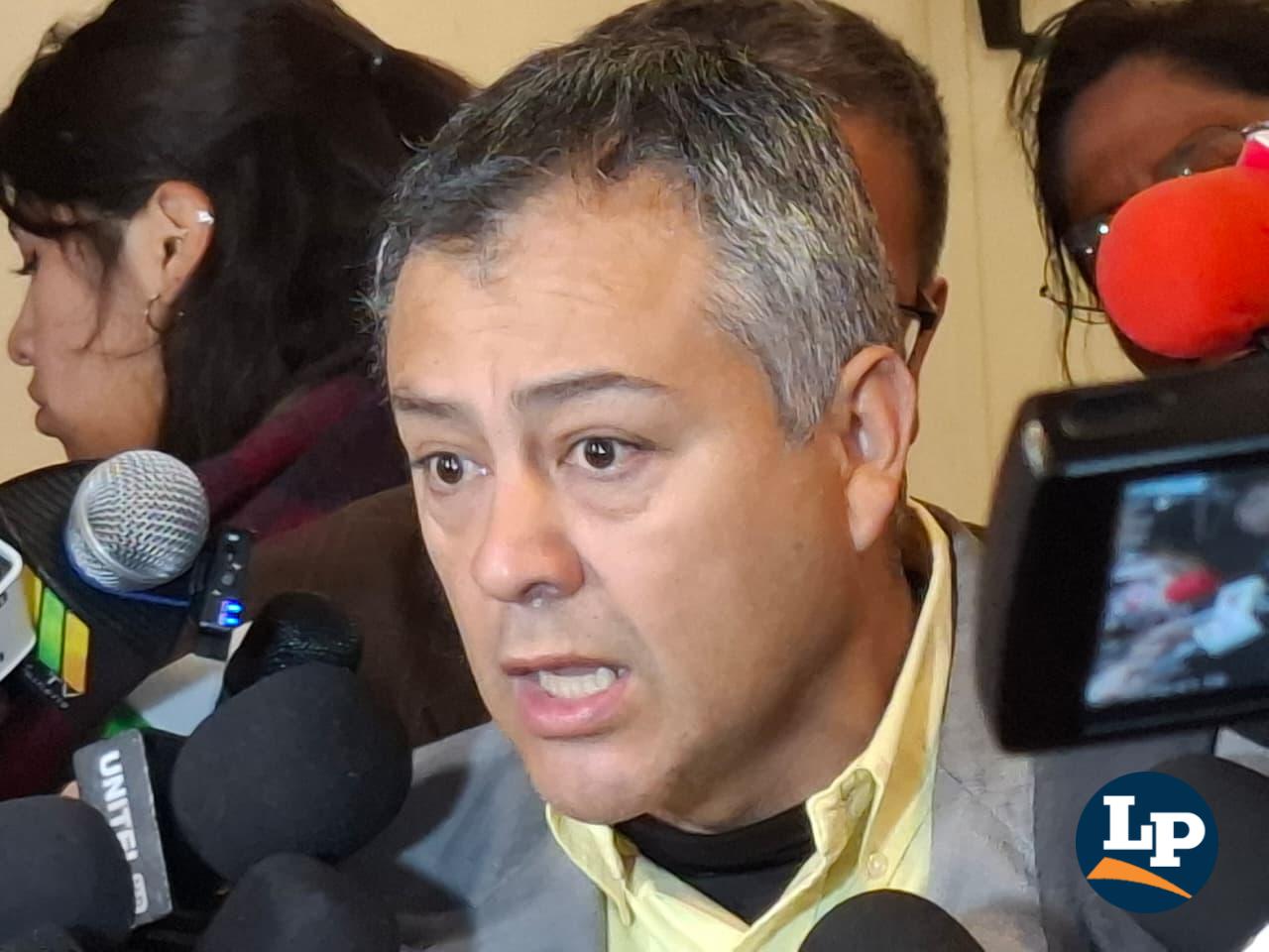 El senador Mentasti en conferencia de prensa