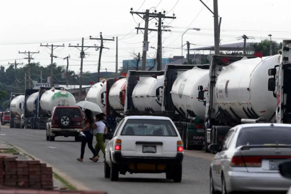 Filas por combustible se registran en varias zonas del país