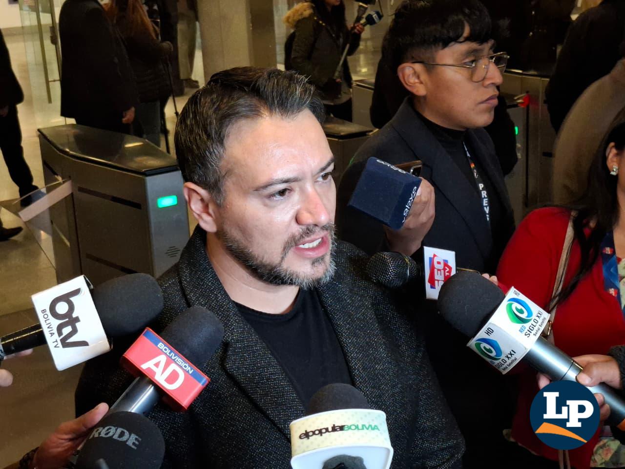 El diputado Reyes en conferencia de prensa