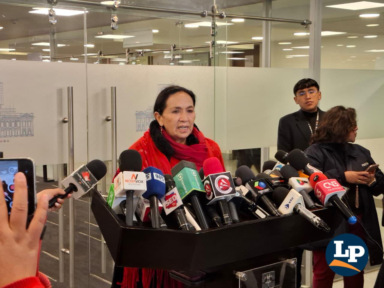 La senadora Yarhui en conferencia de prensa
