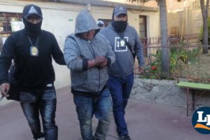 El sujeto agarró a golpes a su esposa por celos