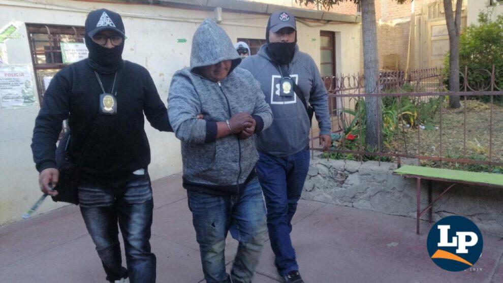El sujeto agarró a golpes a su esposa por celos