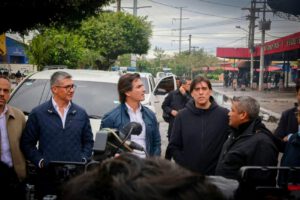 El ministro de Obras Públicas, Mauricio Zamora, junto a autoridades del Ejecutivo