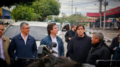 El ministro de Obras Públicas, Mauricio Zamora, junto a autoridades del Ejecutivo