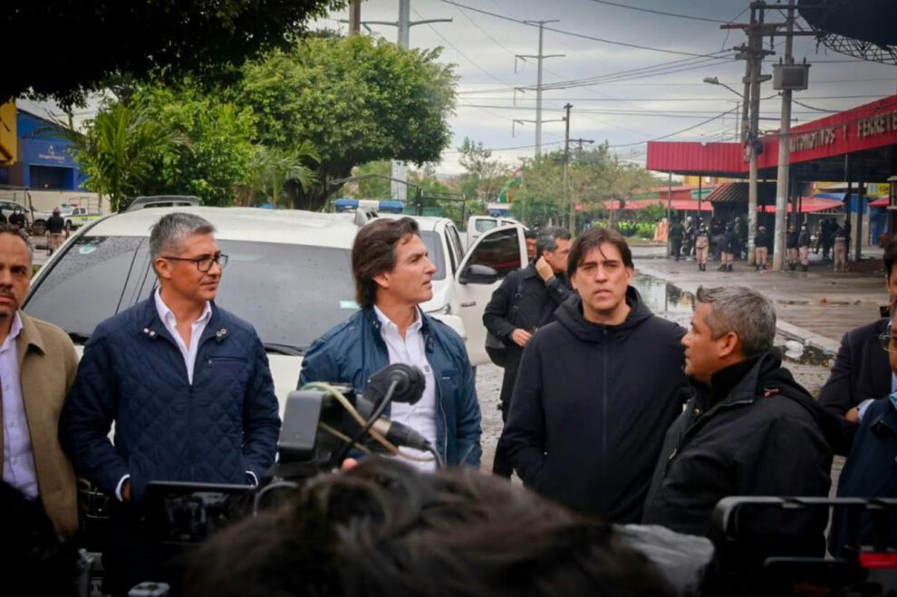 El ministro de Obras Públicas, Mauricio Zamora, junto a autoridades del Ejecutivo