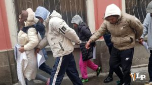 Los seis aprehendidos conducidos por efectivos policiales