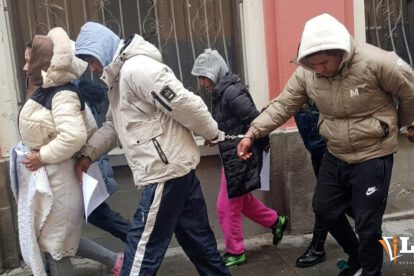 Los seis aprehendidos conducidos por efectivos policiales