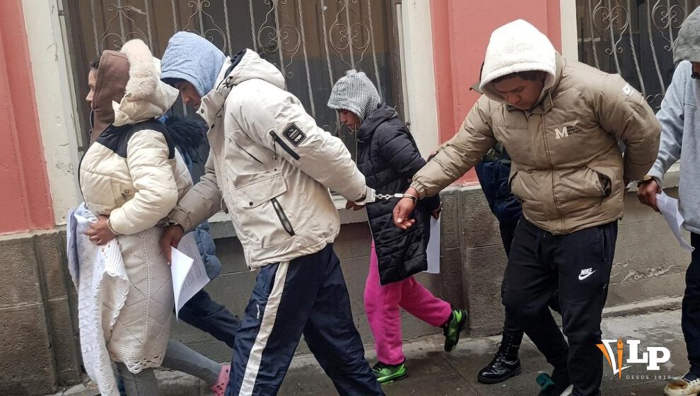 Los seis aprehendidos conducidos por efectivos policiales