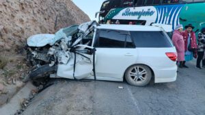 Vagoneta blanca quedó destruida en su parte frontal