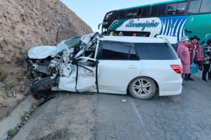 Vagoneta blanca quedó destruida en su parte frontal