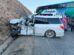 Vagoneta blanca quedó destruida en su parte frontal