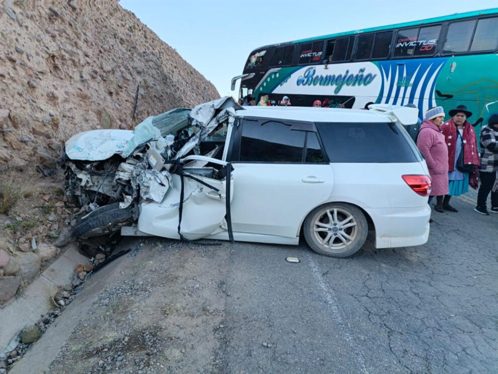 Vagoneta blanca quedó destruida en su parte frontal