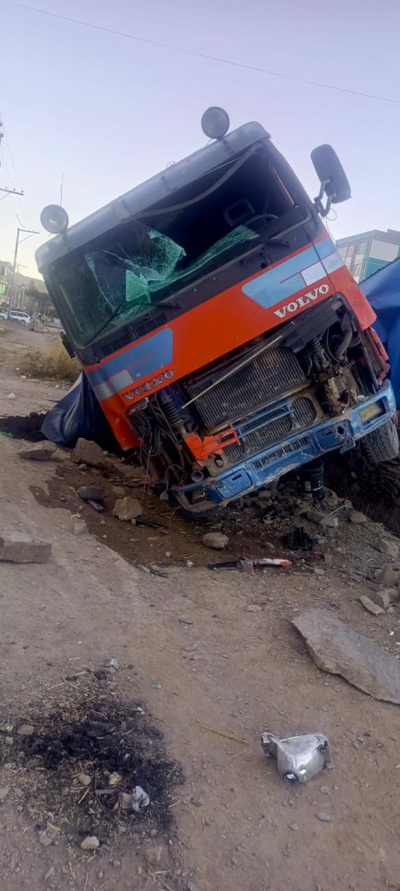 Tractocamión inclinado a un costado del camino tras perder el control