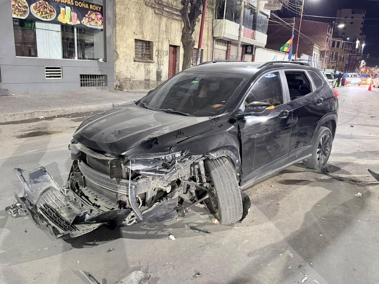 Vagoneta negra con severos daños en la parte delantera