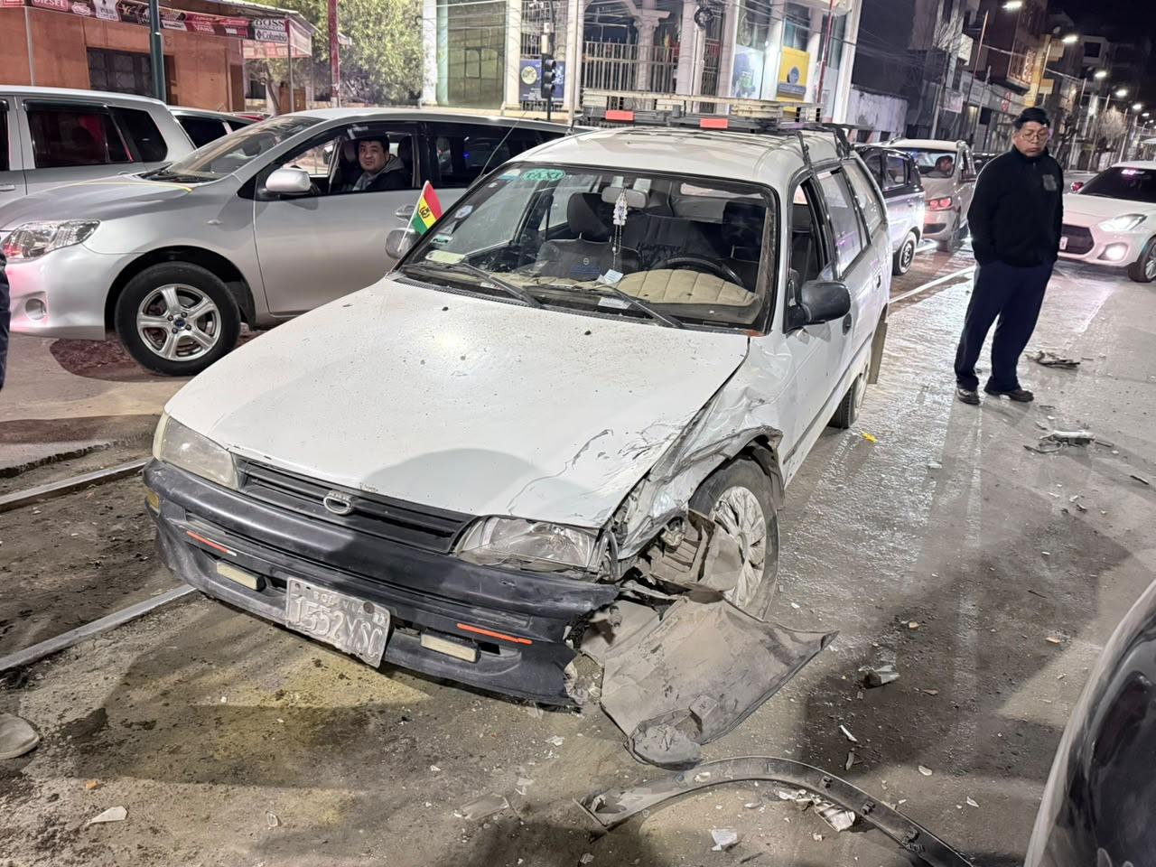 Efectivos de Tránsito evalúan los daños en la estructura del motorizado