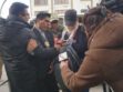 Un grupo de personas y reporteros