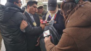 Un grupo de personas y reporteros
