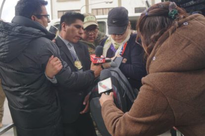 Un grupo de personas y reporteros