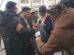 Un grupo de personas y reporteros