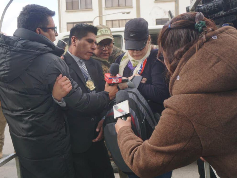 Un grupo de personas y reporteros