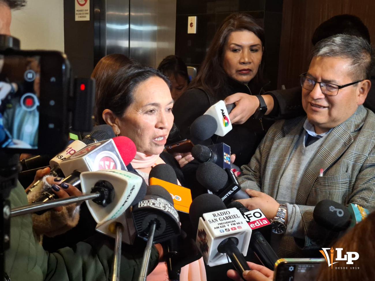 La senadora Yarhui en conferencia de prensa