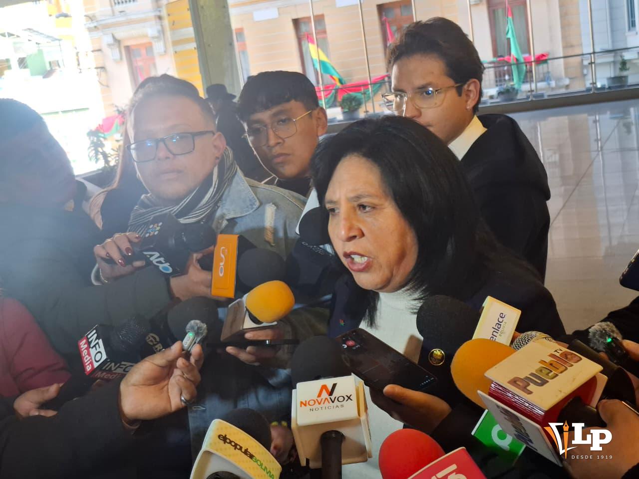 La diputada Bilbao en conferencia de prensa