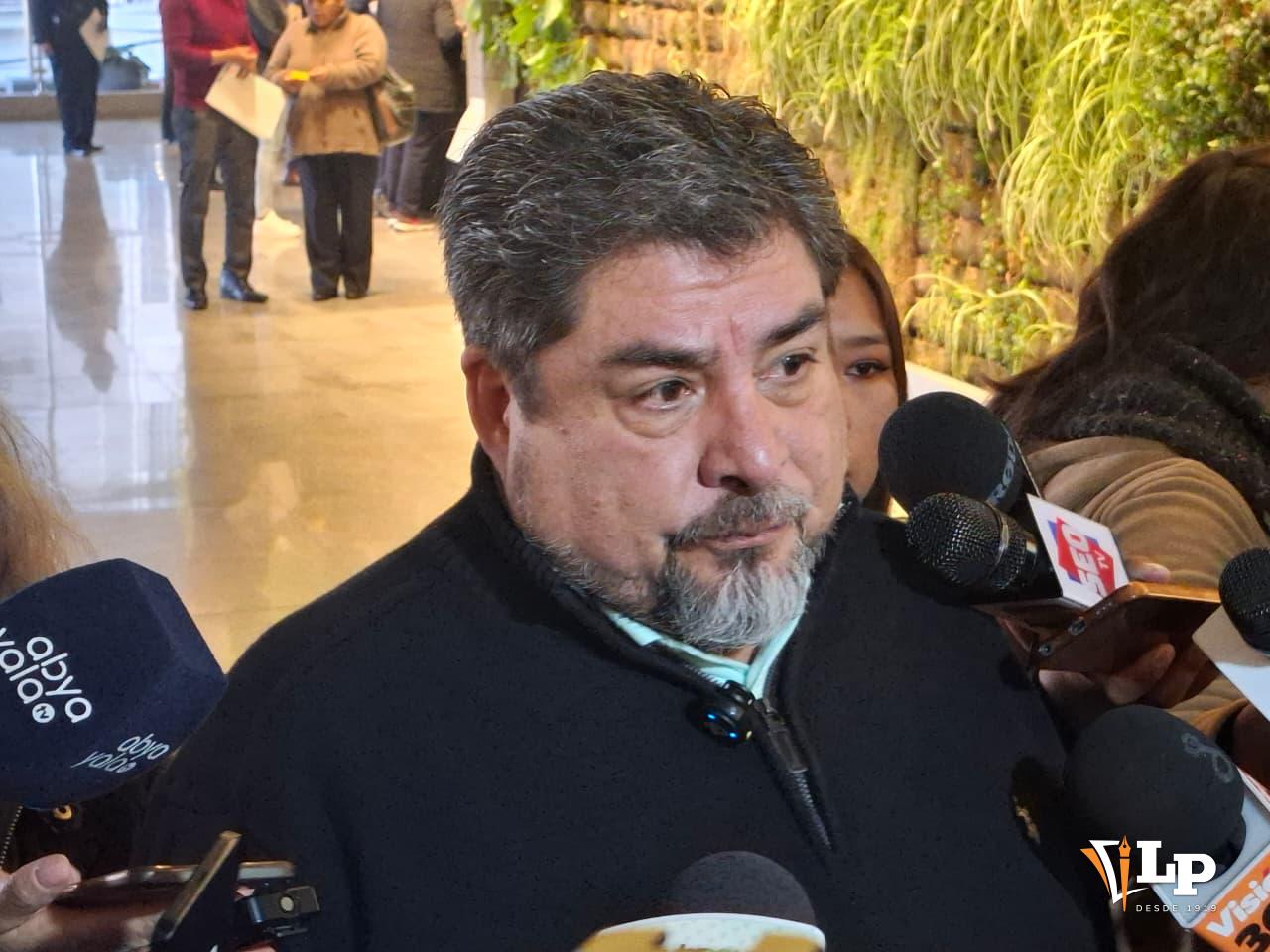 El diputado Zegarra en conferencia de prena