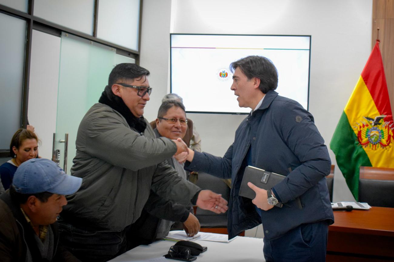 El ministro Mauricio Zamora junto a los representantes de la Fejuve Norte de El Alto