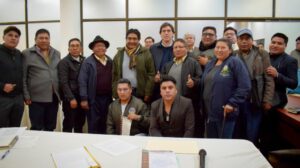 El ministro Mauricio Zamora junto a los representantes de la Fejuve Norte de El Alto