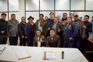 El ministro Mauricio Zamora junto a los representantes de la Fejuve Norte de El Alto