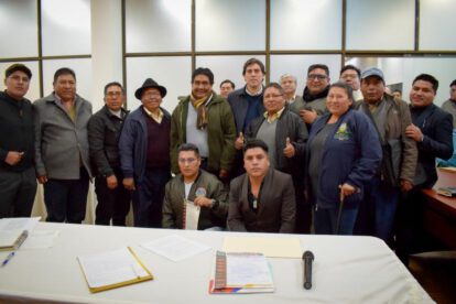 El ministro Mauricio Zamora junto a los representantes de la Fejuve Norte de El Alto