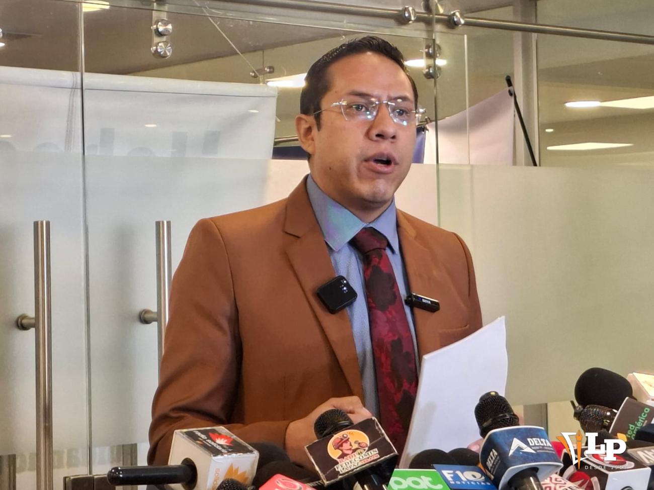 El diputado Brañez en conferencia de prensa
