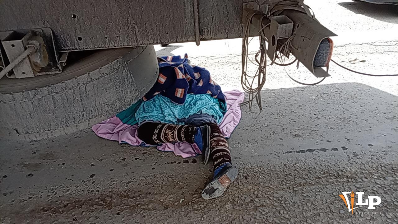 Cuerpo de la víctima debajo de la estructura del camión