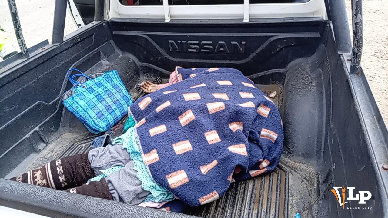 Cuerpo de la mujer fallecida siendo retirado de la escena
