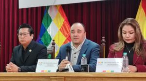 El presidente del TSE, Gustavo Ávila junto a otros vocales