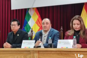 El presidente del TSE, Gustavo Ávila junto a otros vocales