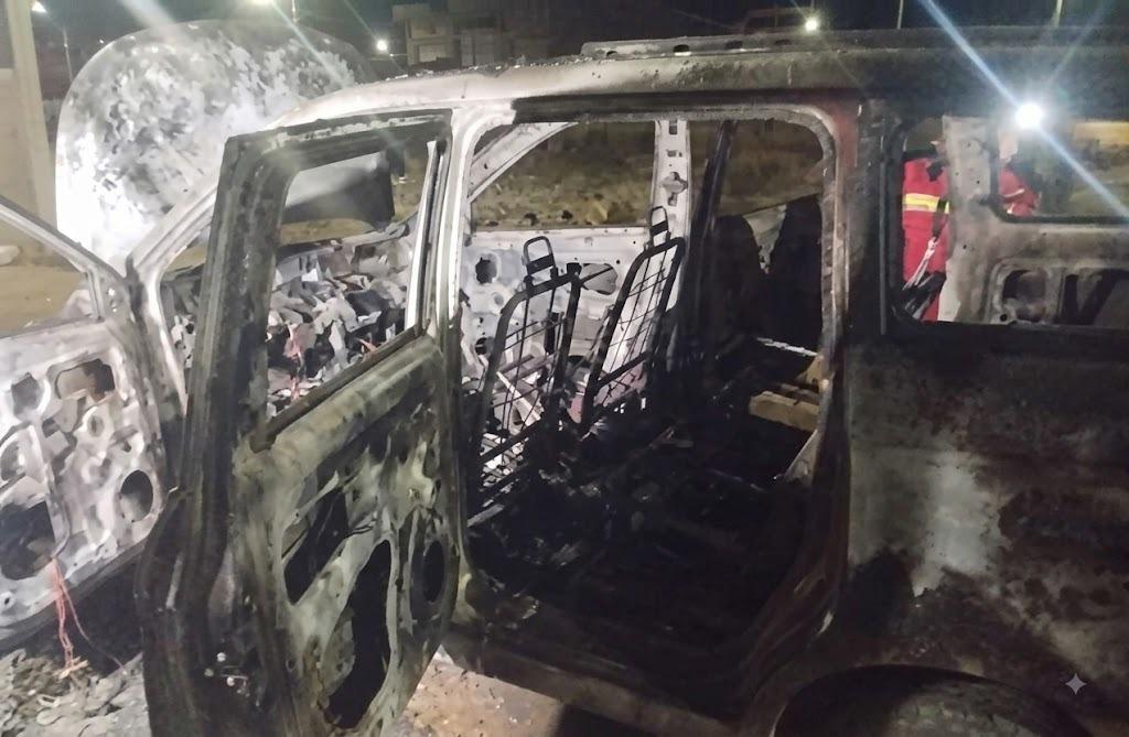 El interior del vehículo fue consumido totalmente por el fuego