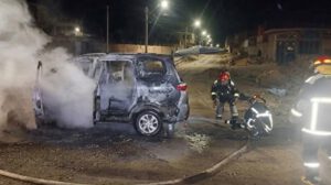 Bomberos trabajan para sofocar el incendio del vehículo