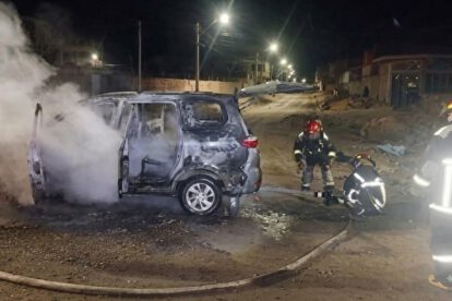 Bomberos trabajan para sofocar el incendio del vehículo