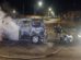 Bomberos trabajan para sofocar el incendio del vehículo