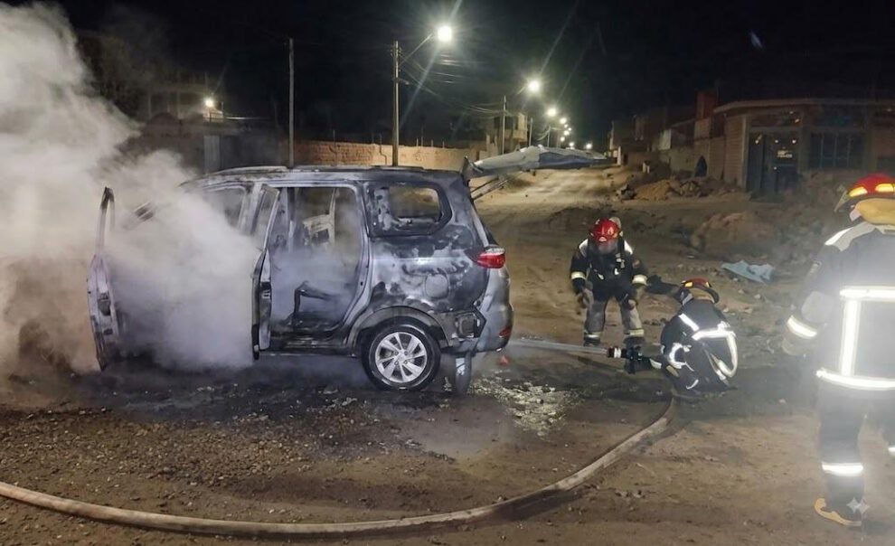 Bomberos trabajan para sofocar el incendio del vehículo
