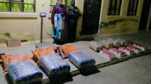 La conductora aprehendida junto a los 88 kilos de cocaína y cajas de ketamina incautadas