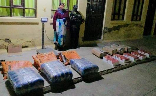 La conductora aprehendida junto a los 88 kilos de cocaína y cajas de ketamina incautadas
