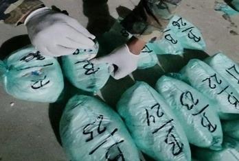 Verificación y pesado de las bolsas con sustancia blanquecina